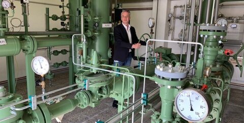 Der Projektleiter der groß angelegten Marktraumumstellung Alexander Drechsler zeigt in einer der Stadtwerke-Übernahmestationen, wo ab dem 13. April erstmals H-Gas durch die Leitungen strömen wird.