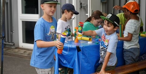 Spiel, Spaß und strahlende Gesichter: Beim Sommerferienprogramm der Stadtwerke Troisdorf stehen Kreativität und Entdeckerfreude im Mittelpunkt.