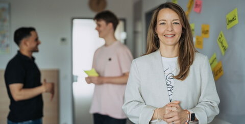 Talente gesucht – Zukunft gefunden!  Stadtwerke, AGGUA & Abwasserbetrieb Troisdorf überraschen auf der Berufsstarterbörse   (Troisdorf, 01.09.2025) Am Dienstag, den 16. September 2025, öffnet die Stadthalle Troisdorf von 9:00 bis 15:00 Uhr ihre Türen zur Berufsstarterbörse „Talente im Dialog“. Der Eintritt ist kostenfrei – und für junge Menschen aus dem Rhein-Sieg-Kreis bietet sich eine einmalige Gelegenheit, spannende Unternehmen und attraktive Ausbildungsmöglichkeiten kennenzulernen. Auch die Stadtwerke Troisdorf, ihr Schwesterunternehmen AGGUA Troisdorf sowie der Abwasserbetrieb Troisdorf, AöR (ABT) sind in diesem Jahr wieder gemeinsam mit dabei – und sorgen mit einem außergewöhnlichen Messeauftritt für Aufsehen.  Mehr als ein Ausbildungsplatz „Unsere Unternehmen stehen für moderne Infrastruktur und Lebensqualität in Troisdorf. Wer bei uns einsteigt, entscheidet sich für eine abwechslungsreiche Ausbildung und einen sicheren Job mit Zukunft sowie vielseitige Entwicklungschancen“, erklärt Ausbildungsleiterin Katja Kremer, die persönlich vor Ort sein wird. Neben ihr berichten aktuelle Auszubildende direkt aus ihrem Arbeitsalltag und gewähren so authentische Einblicke in die Berufswelt. Besucherinnen und Besucher können ihnen in lockerer Atmosphäre nicht nur Fragen stellen und Tipps für eine überzeugende Bewerbung erhalten, sondern auch direkt ihre Bewerbungsunterlagen am Stand abgeben – ein unkomplizierter erster Schritt in Richtung einer erfolgreichen Karriere.   Ibtissam Bouziri, die bei den Stadtwerken Troisdorf bereits im 3. Lehrjahr zur Industriekauffrau ist, kann nur jedem empfehlen, beim Lokalversorger durchzustarten und verrät: „Mir gefällt besonders, dass wir Azubis Verantwortung übernehmen dürfen und als Teil eines starken Teams arbeiten. Durch die große Vielfalt an unterschiedlichen Aufgaben ist meine Ausbildungszeit wie im Flug vergangen und ich fühle mich bestens auf meinen Berufseinstieg vorbereitet. Besonders schätze ich die intensive und individuelle Unterstützung durch die Kolleginnen und Kollegen sowie unserer Ausbilderin – so macht Lernen richtig Spaß!“  Messeauftritt, der überrascht Langweilige Infostände? Fehlanzeige! Die Stadtwerke Troisdorf, das AGGUA und der ABT zeigen sich nahbar und innovativ und setzen dabei auf Spaß, Kreativität und jede Menge Überraschungen: Während der ABT mit einer unkonventionellen mobilen Toiletten-Box auf sich aufmerksam macht, an deren Wänden Besucherinnen und Besucher eigene Graffitis hinterlassen dürfen, lädt der Stadtwerke-Fotobulli zu witzigen Erinnerungs-Schnappschüssen ein – perfekt zum Mitnehmen oder fürs nächste Insta-Posting. Dazu warten abwechslungsreiche Mitmachaktionen, die garantiert für gute Laune sorgen, und für die kleine Pause zwischendurch gibt’s eine ausgefallene Erfrischungsbar.  Einladung an alle Interessierten Für den Ausbildungsstart im August 2026 suchen die Stadtwerke Troisdorf noch engagierte Auszubildende als Industriekaufleute, Rohrleitungsbauer:innen und Elektroniker:innen für Betriebstechnik. Der ABT wird Umwelttechnolog:innen für Abwasserbewirtschaftung ausbilden, während das AGGUA eine spannende Ausbildung zur Fachkraft für Bäderbetriebe anbietet. „Wir freuen uns darauf, auf der Messe viele junge Talente persönlich kennenzulernen und wer weiß – vielleicht begegnen wir dort ja auch dem ein oder anderen künftigen Azubi von uns“, so Kremer.  Bildunterschrift: Ausbildungsleiterin Katja Kremer und ihre Azubis stehen auf der Berufsstarterbörse „Talente im Dialog“ als Ansprechpartner bereit und zeigen, wie viel Teamgeist, Vielfalt und Zukunft in einer Ausbildung bei den Stadtwerken, dem AGGUA sowie der Abwasserbetrieb Troisdorf, AöR stecken.