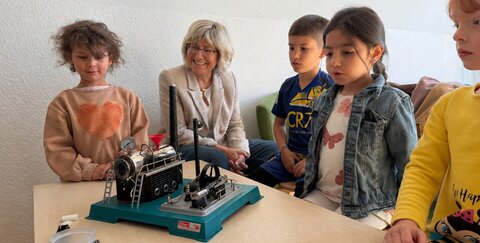 Staunen, ausprobieren, verstehen – gemeinsam mit Stadtwerke-Geschäftsführerin Andrea Vogt gingen die kleinen Forscher der Kita Kiku Zauberwald auf Entdeckungsreise.