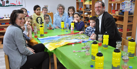 Medienpädagogin Catja Dyhr (links) hat am 22. März 2016, dem offiziellen Tag des Wassers, Vorschulkindern des Montessori-Kinderhauses in Oberlar spielerisch erklärt, wie der komplexe Wasserkreislauf funktioniert. Gruppenleiterin Irmgard Lammert und Stadtwerke-Geschäftsführer Peter Blatzheim haben mit den kleinen Naseweisen eine abwechslungsreiche Zeit.