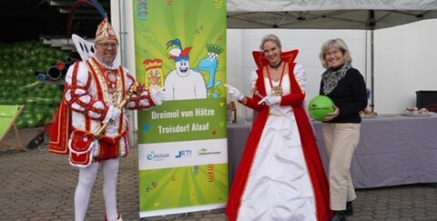 Volle Energie für den Karneval: Stadtwerke-Geschäftsführerin Andrea Vogt empfing zahlreiche Jecken beim Abholtermin des Stadtwerke-Wurfmaterials auf dem Betriebshof in der Poststraße – so auch Sascha und Kathrin Böhm, das Prinzenpaar für Troisdorf und Friedrich-Wilhelms-Hütte.