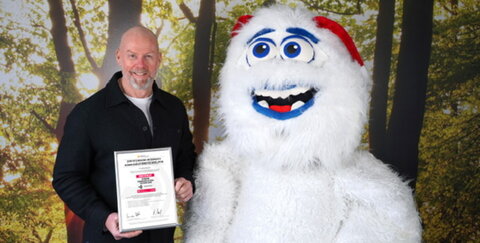 Vertriebsleiter Holger Schmieding freut sich gemeinsam mit dem JETI über die neuerliche Auszeichnung mit dem renommierten Gütesiegel „Vision Kommunikationstechnologie“.