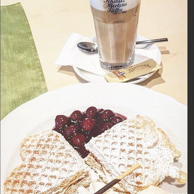 Das beste an diesen kalten Tagen Waffeln und Kaffee Könnt ihr zB bei der Waffelstube genießen so wie sumeyrauzan51