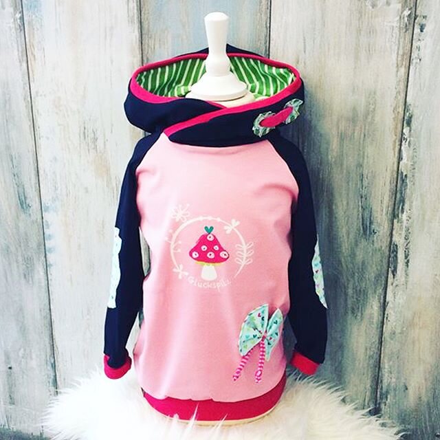 Das neue Design Glückspilz bei stoffladentroisdorf aus den Stoffen von Finn liebt Annie Daraus sind dann diese zauberhaften Mädchenhoodies entsta... Das neue Design Glückspilz bei stoffladentroisdorf aus den Stoffen von Finn liebt Annie Daraus sind dann diese zauberhaften Mädchenhoodies entsta...