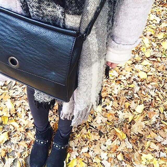 Super lässiges  cooles Herbstoutfit by kleinstadtblogger  Mit den kuscheligen Sachen kann man sich auch den ungemütlichsten Herbsttag  schön machen