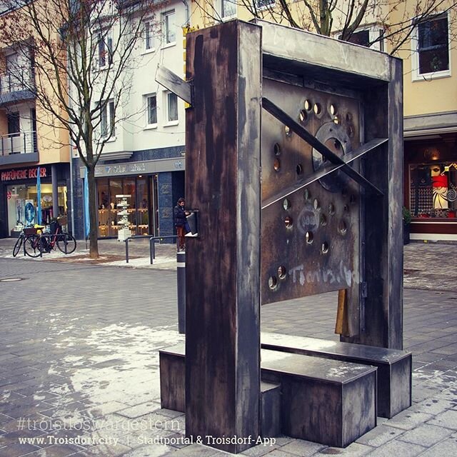 Wer weiß wo es steht  Ganz in der Nähe des troisdorfcity büro