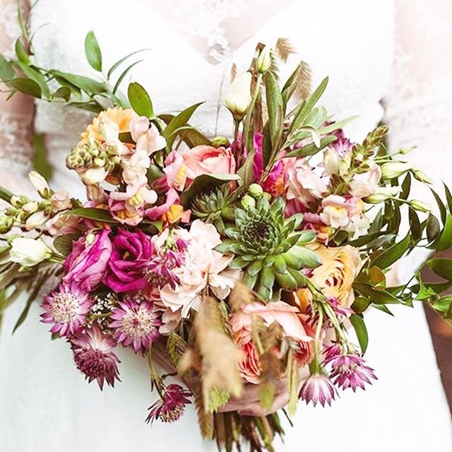 Wir können einfach nicht genug bekommen von schönen Blumen  Erst recht nicht am schönsten Tag des Lebens Wundervolle Blumen von bluetenreichflorist