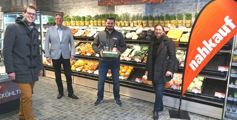 Foto: (v.l.) Fabian Wagner, Wolf-Dieter Grönwoldt (beide TROWISTA), Konstantin Olenberger (nahkauf) und Sina Harders (REWE Group nahkauf) www.troisdorf.city