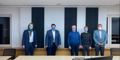BUZ: V.l.n.r. Julian Keens, Bürgermeister Alexander Biber, Dietmar und Patrick Schwarz, Wolf-Dieter Grönwoldt im großen Video-Konferenzraum der Stadtwerke Troisdorf.