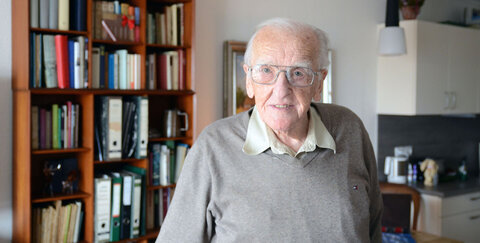 Dr. Watrinet in seiner altengerechten Wohnung.